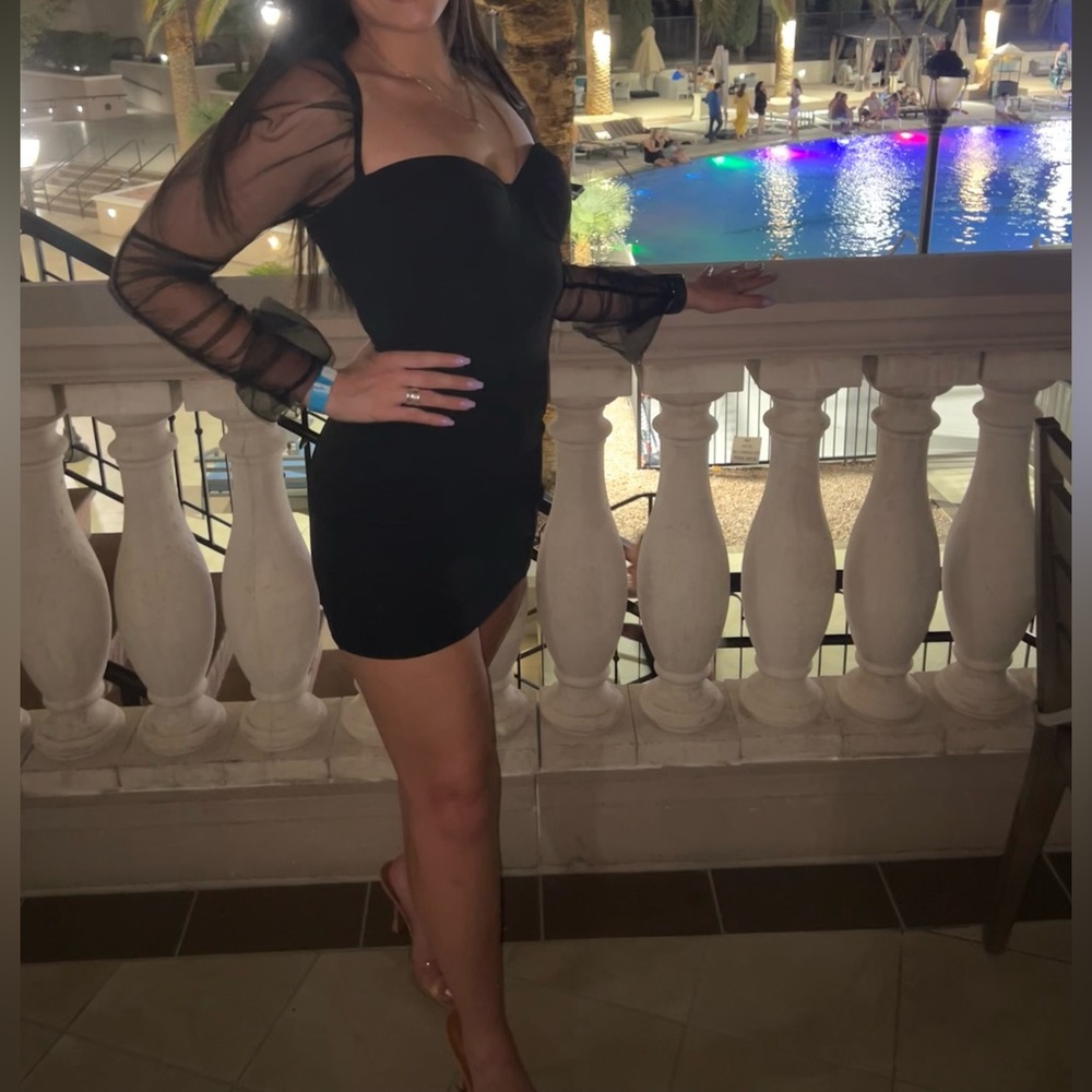 Lack dress with mesh puff arm